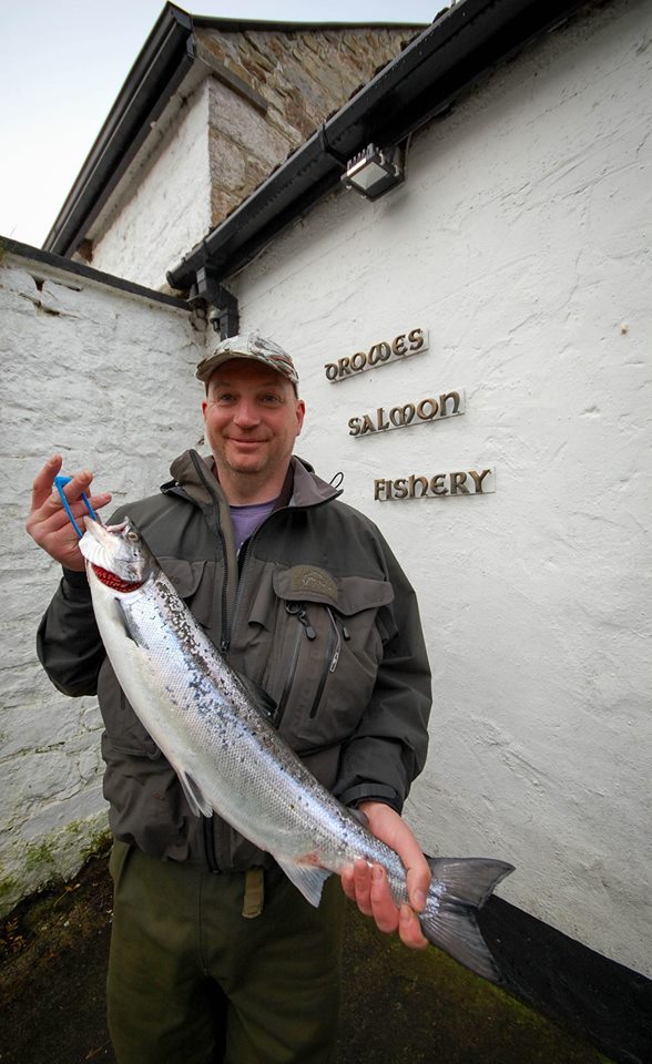 Davy Gray col suo pesce nella Mill Pool il 27 marzo