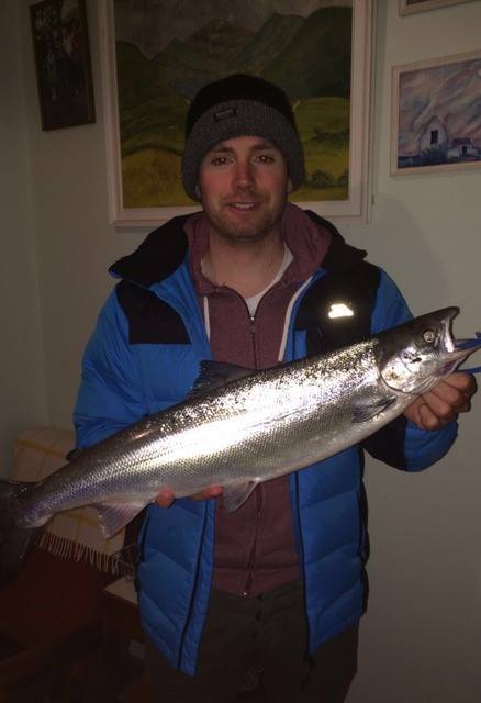 Eoin Mc Manus col suo pesce a mosca nella Sea Pool il 23 marzo.