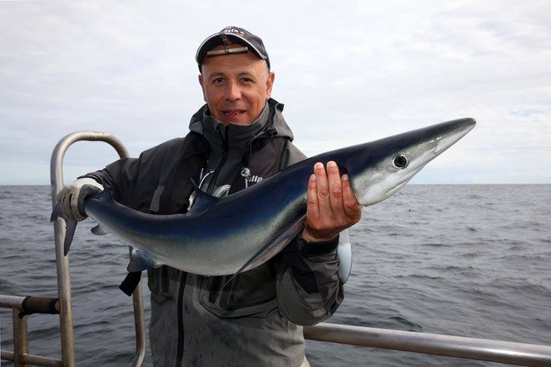 Mario Sanz con un grosso squalo blu
