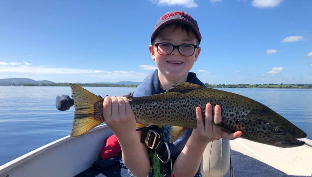 Sean Scott di 9 anni felice con una cattura renderebbe felici molti noi pescatori più grandi